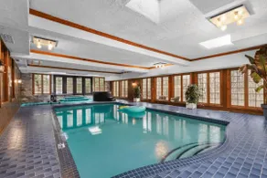 Private Pool, Hot Tub, Sauna & Lake Manor sleep 28 - Image 2