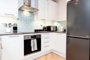 Stylish 2BR Stay in Tonbridge Town Centre - Image 3