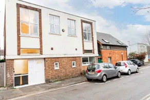 Stylish 2BR Stay in Tonbridge Town Centre - Image 5