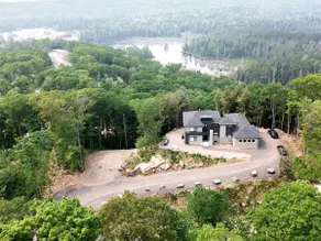 Modern Muskoka Cottage with Lake Views - Image 3