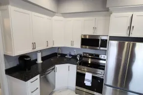Executive 2BD 58” TV+Wifi+AC+Parking+Kitchen. - Image 5