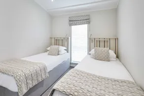 Luxury Lakeside Chalet With Private Hot Tub - Image 5