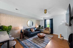 2 BR 1.5 Bath Retreat / Sleeps 7 / 3 Miles to Ark! - Image 2