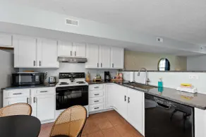 2 BR 1.5 Bath Retreat / Sleeps 7 / 3 Miles to Ark! - Image 3