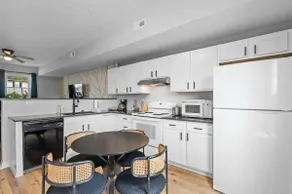 2BR Condo Near Ark for 6 Guests - Free Parking - Image 2