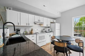 2BR Condo Near Ark for 6 Guests - Free Parking - Image 3