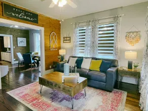 The Baum Suite: Charming 1950s Gem in Schulenburg - Image 2