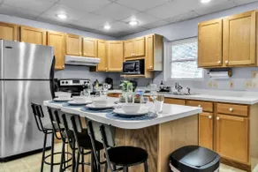 Suite Retreat: quiet comfort on walkable village lane - Image 4