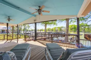 Beautiful and Relaxing Lakefront Getaway - Image 4