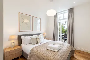Stylish Chelsea Escape with Private Outdoor Oasis! - Image 3