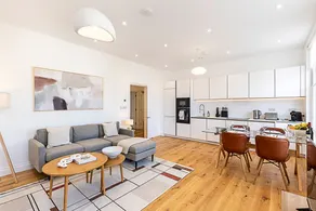 Stylish Chelsea Escape with Private Outdoor Oasis! - Image 2