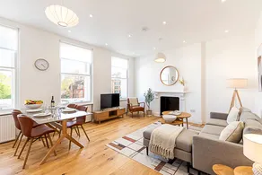 Stylish Chelsea Escape with Private Outdoor Oasis! - Image 5