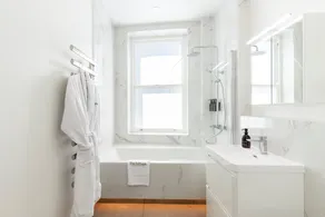 Stylish Chelsea Escape with Private Outdoor Oasis! - Image 4