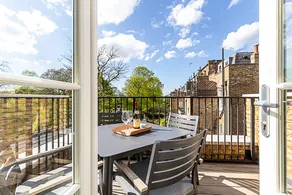 Stylish Chelsea Escape with Private Outdoor Oasis! - Image 5