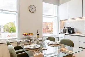 Chic Chelsea Retreat Bright Space  Balcony Bliss - Image 5