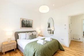 Chic Chelsea Retreat Bright Space  Balcony Bliss - Image 2