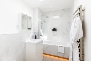Upscale   Serene Getaway - Prime Chelsea Location! - Image 4