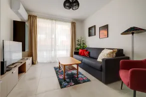 Charming Central Apartment, Your Perfect Getaway - Image 2