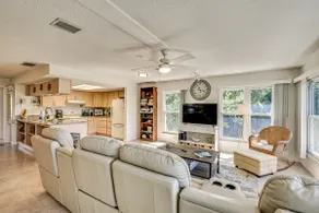 Outdoor Oasis: Canal-front Home in Crystal River - Image 3