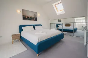 Stylish 3-Bed Retreat with Garden and Parking - Image 2