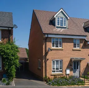 Stylish 3-Bed Retreat with Garden and Parking - Image 5