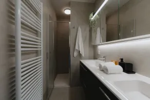 Modern & Light-Filled Apartment for 6 - Image 5
