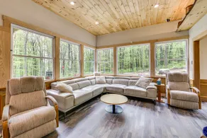 10 Mi to Mtn Resort: Normalville Cabin w/ Balcony! - Image 4