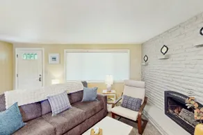 Upper level of duplex with a large deck & mountain - Image 4