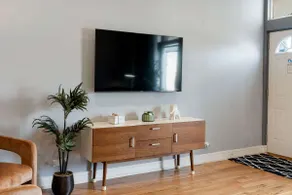Cozy 2BD Apartment near United Center with Parking - Image 5