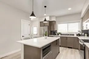 Snowy Ultra-Luxe 9-Beds | 2 Kitchens | Garage | AC - Image 4