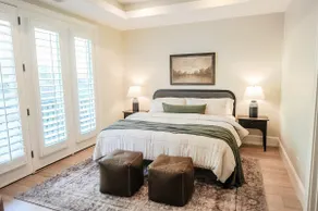 Stylish Riverwoods Retreat - Image 5