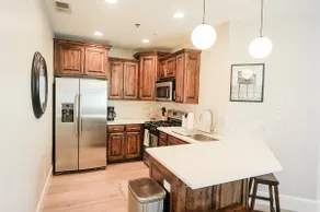 Stylish Riverwoods Retreat - Image 4