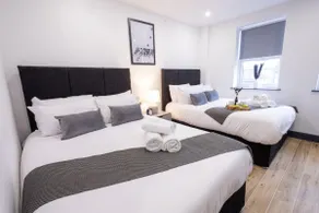 London WD6 2min From Station | Group Stay - Image 2