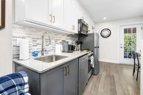 Downtown Apartment Steps to ByWard Market - Image 2