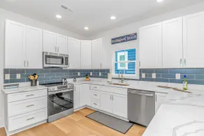 Private 5 Bed, 4.5 bath w/ Elevator & Pool. Steps to the beach & close to pier. - Image 4