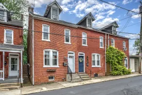 Fenced in Backyard, Walking Distance to Downtown - Image 2