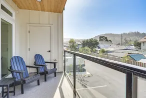 Walk to Beaches: 'siletz Bay Bliss' Townhome - Image 2