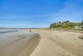 Walk to Beaches: 'siletz Bay Bliss' Townhome - Image 3