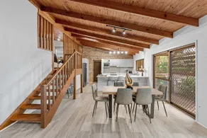 Charming Home in Sunnybank close to plaza with Pool - Image 2