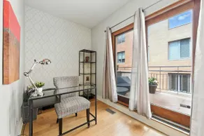 Spacious 3-Bed West Loop Townhouse, 1 Car Garage - Image 3