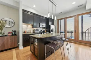 Spacious 3-Bed West Loop Townhouse, 1 Car Garage - Image 2