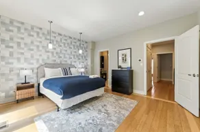 Spacious 3-Bed West Loop Townhouse, 1 Car Garage - Image 4