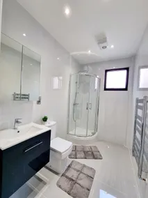Modern Flat with City Views in Woolwich - Image 4
