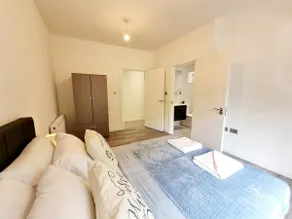 Modern Flat with City Views in Woolwich - Image 2