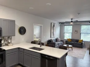 Downtown EC 2bdrm w/parking - Image 4