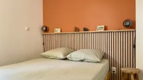 Small house with private garden & pool - Image 3