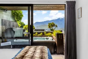 SPACIOUS LAKE VIEW SPA TOWNHOUSE - Image 3