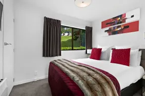SPACIOUS LAKE VIEW SPA TOWNHOUSE - Image 4