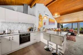 SPACIOUS LAKE VIEW SPA TOWNHOUSE - Image 5
