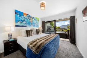 SPACIOUS LAKE VIEW SPA TOWNHOUSE - Image 2
